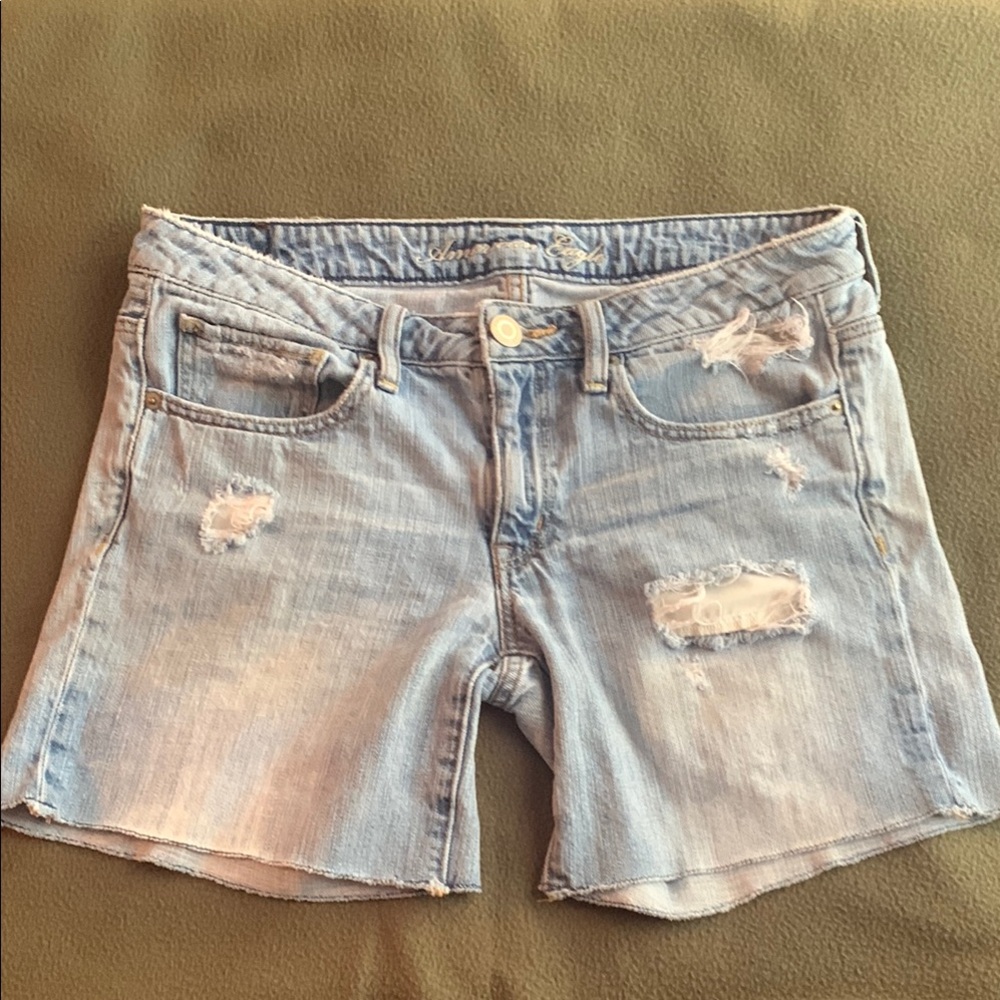 American Eagle distressed denim shorts. 5 pocket. Button & zipper. Size 6.